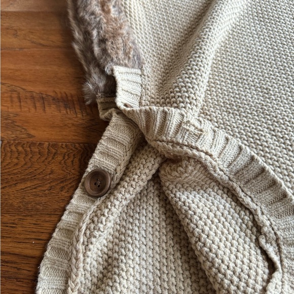 Aspen Kids Faux Fur Poncho‎ Sweater - Picture 6 of 6